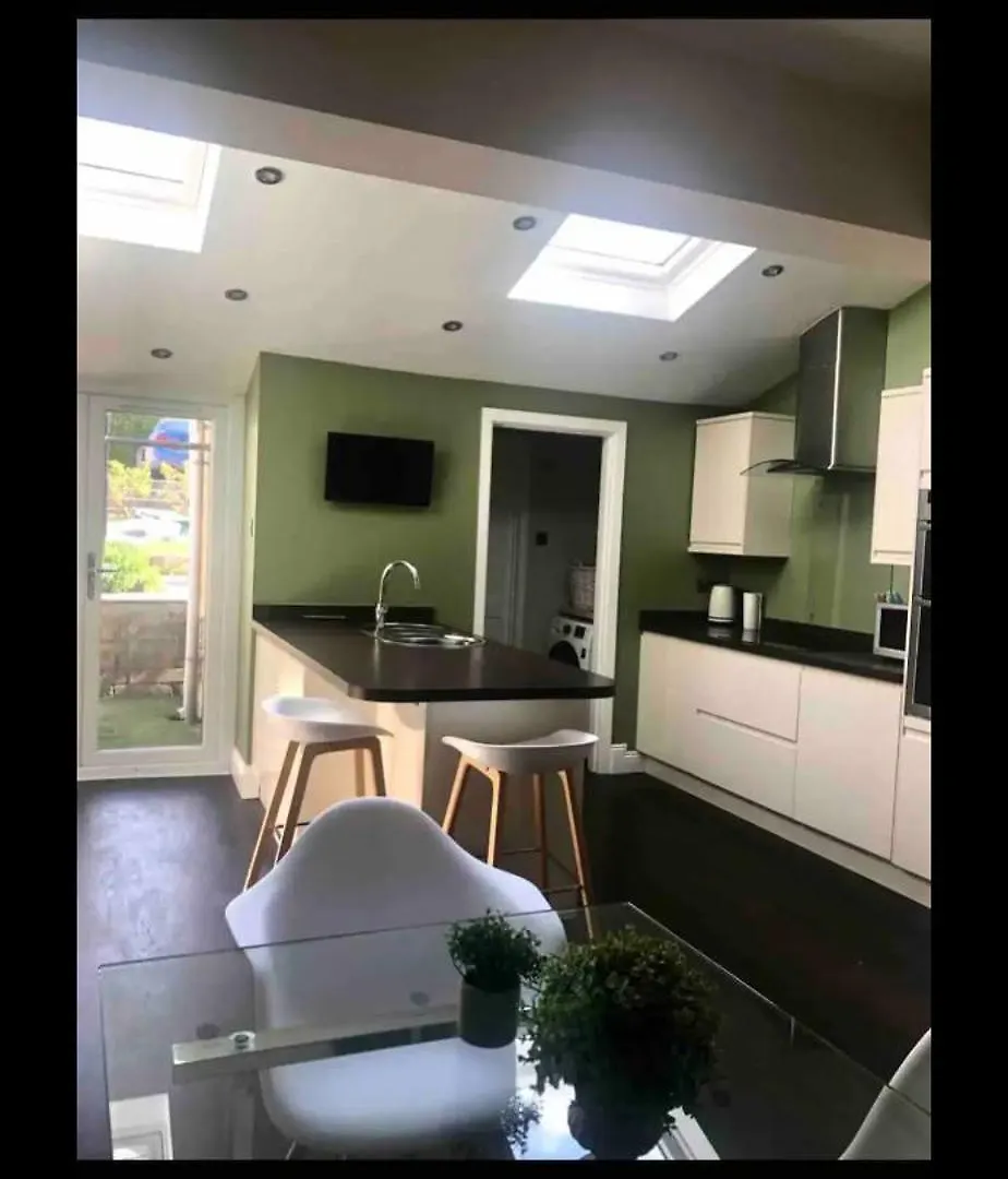 Spacious*Close To City*Parking*Dogs Allowed Bath Holiday home